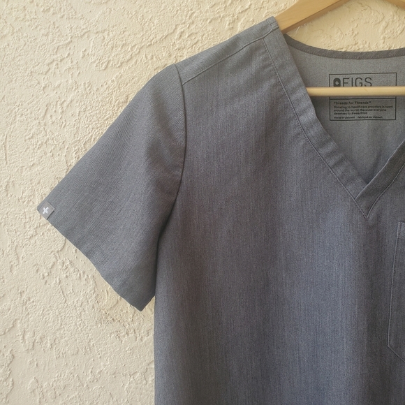 Figs Catarina™ One-Pocket Short Sleeve Classic Fit Scrub Top in Graphite S - Picture 3 of 15